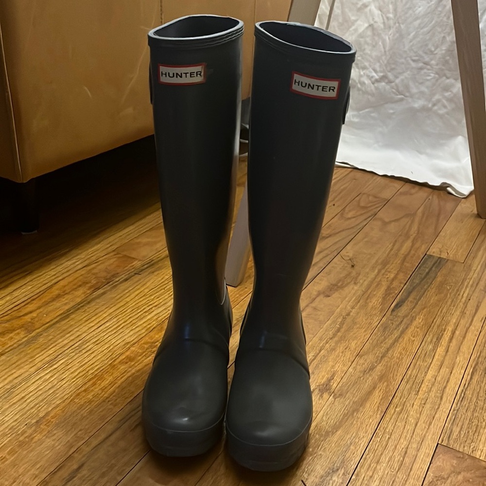 Gently used gray tall women’s hunters, sz 6